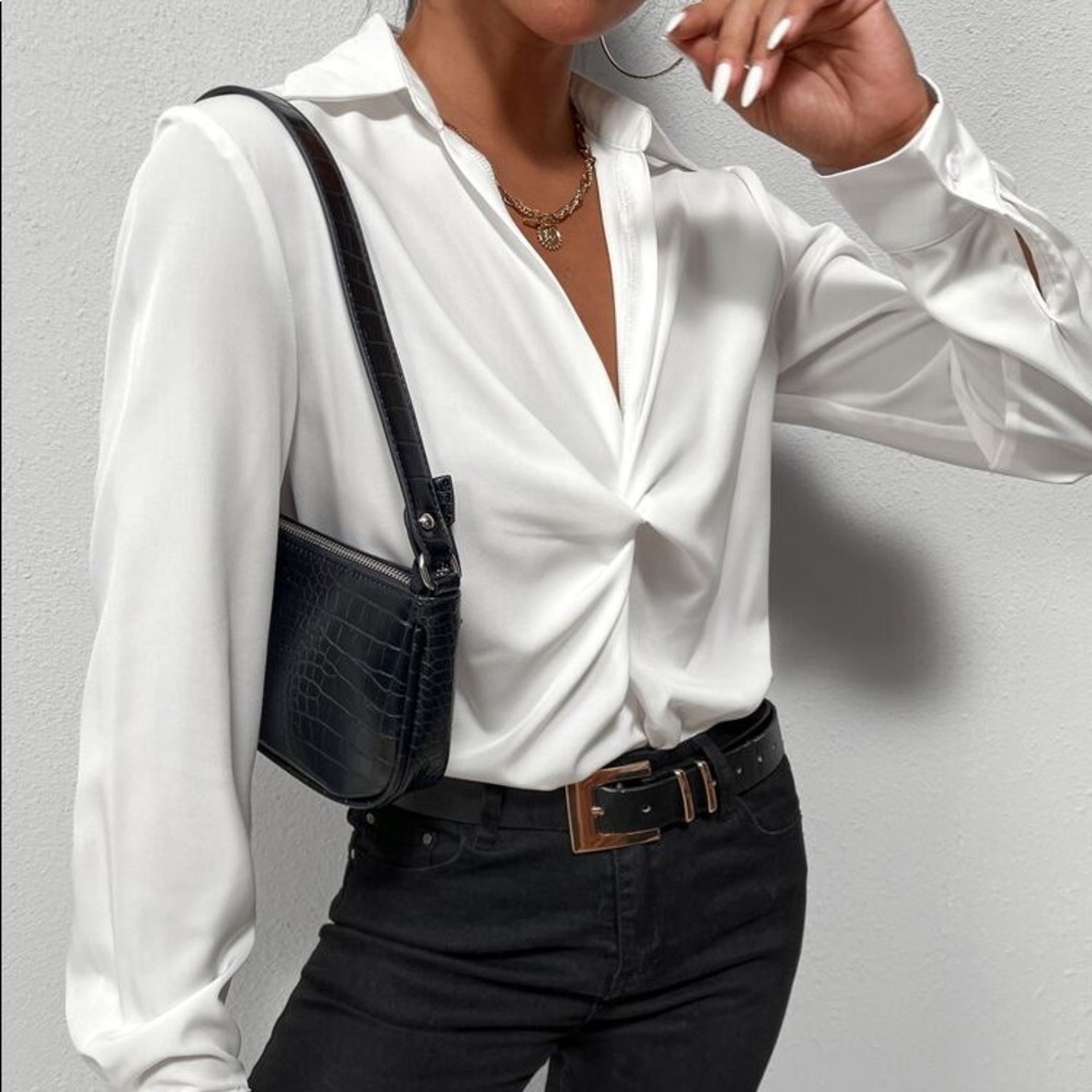 🐚 CLASSIC WHITE TWIST FRONT BLOUSE! - Picture 4 of 7